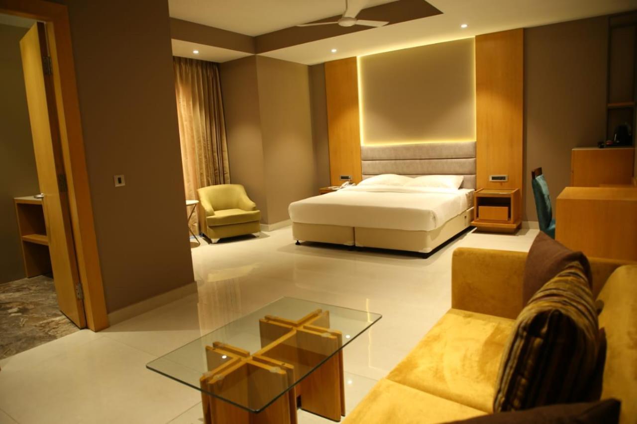 Hotel Rajmahal ムラーダーバード エクステリア 写真